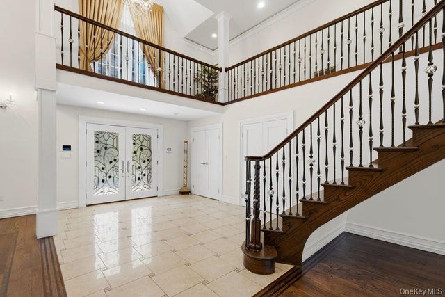 10 Hart Place, Dix Hills, NY 11746