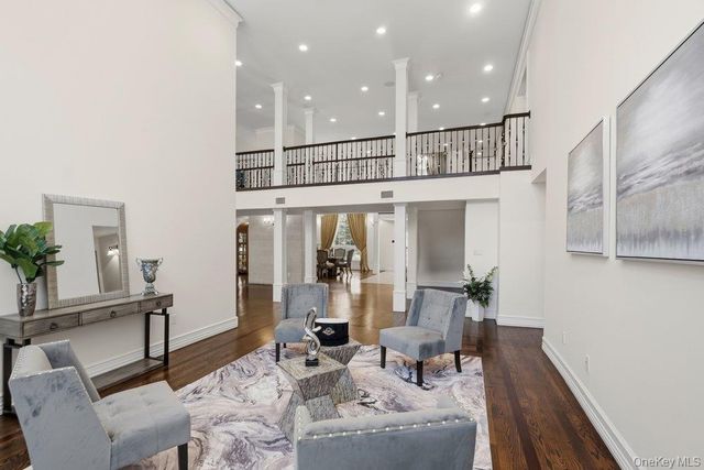 10 Hart Place, Dix Hills, NY 11746