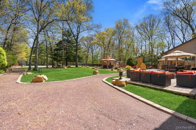 10 Hart Place, Dix Hills, NY 11746