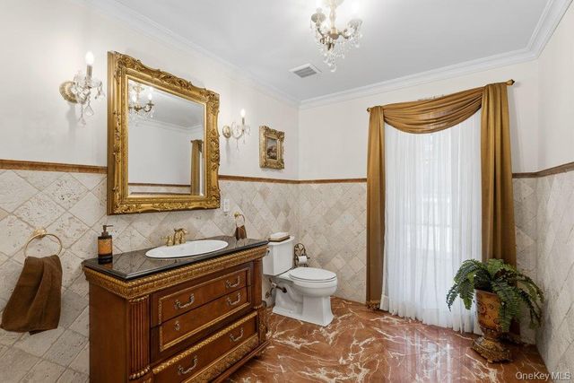 10 Hart Place, Dix Hills, NY 11746