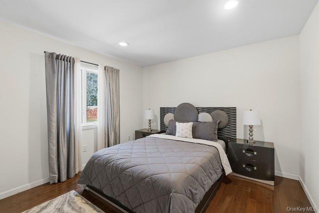 10 Hart Place, Dix Hills, NY 11746