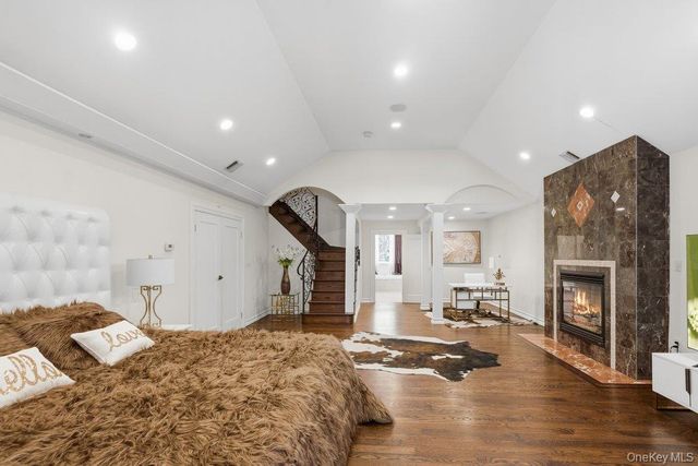 10 Hart Place, Dix Hills, NY 11746