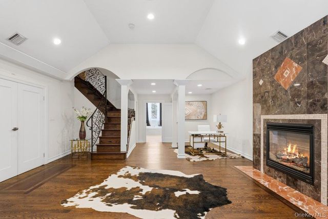 10 Hart Place, Dix Hills, NY 11746