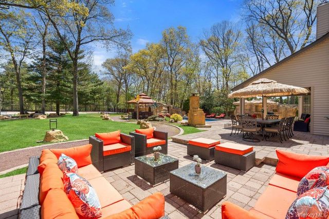 10 Hart Place, Dix Hills, NY 11746
