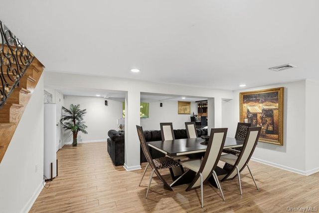 10 Hart Place, Dix Hills, NY 11746
