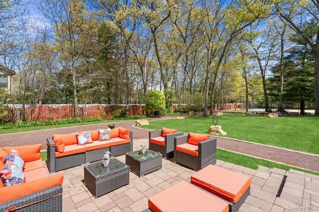 10 Hart Place, Dix Hills, NY 11746