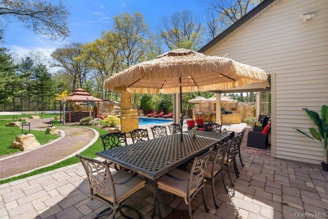 10 Hart Place, Dix Hills, NY 11746