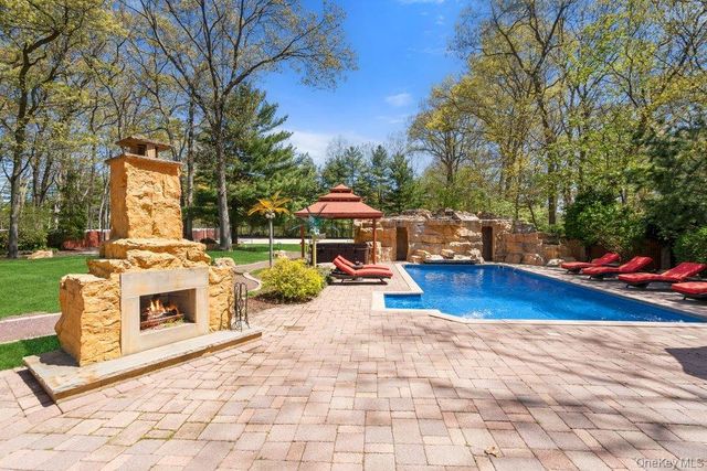 10 Hart Place, Dix Hills, NY 11746