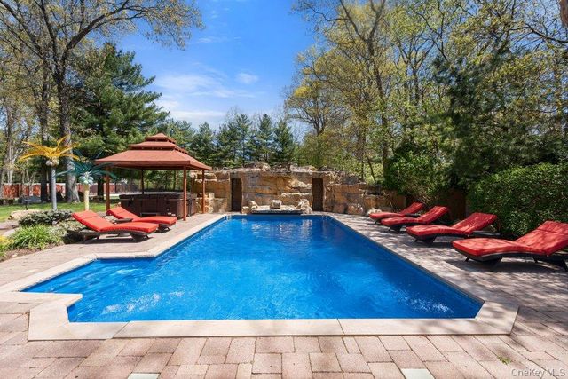 10 Hart Place, Dix Hills, NY 11746