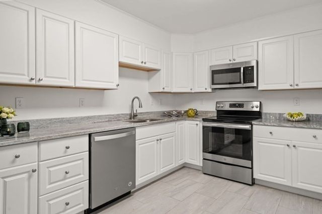20 Hammond Pond Pkwy 302, Newton, MA 02459