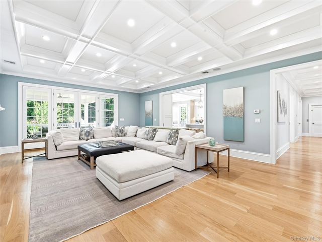 55 Plymouth Road, Manhasset, NY 11030
