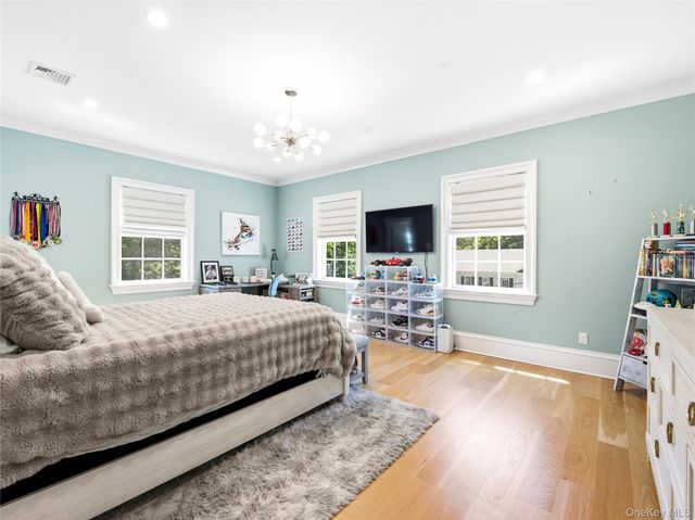 55 Plymouth Road, Manhasset, NY 11030
