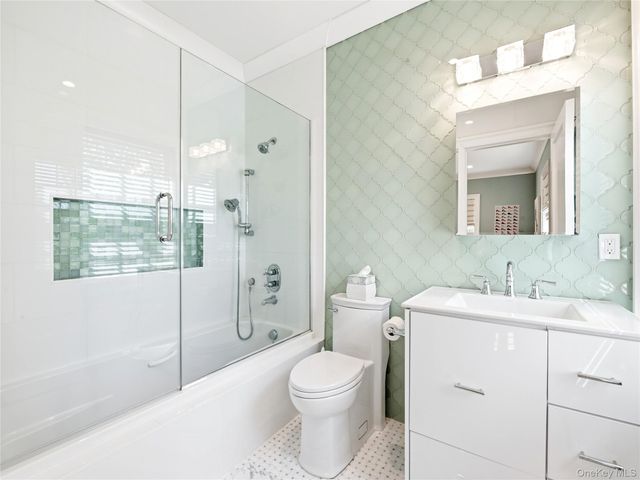 55 Plymouth Road, Manhasset, NY 11030