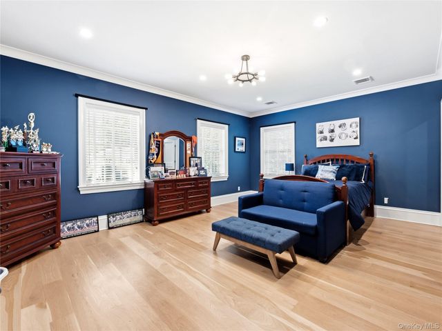 55 Plymouth Road, Manhasset, NY 11030