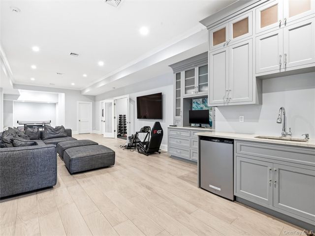 55 Plymouth Road, Manhasset, NY 11030