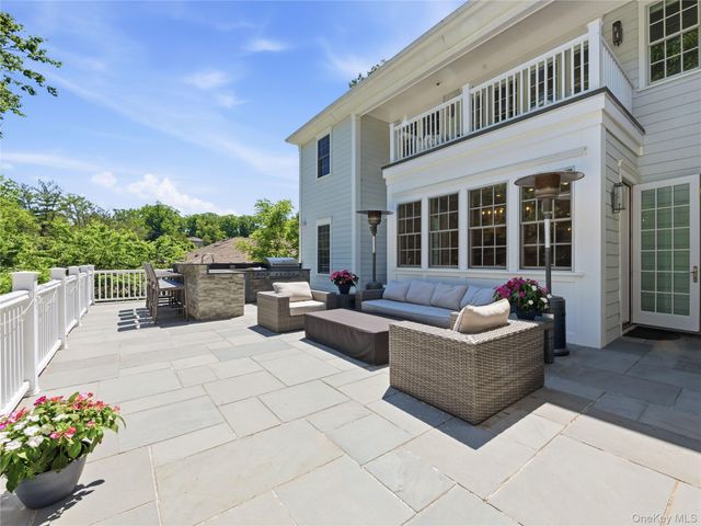 55 Plymouth Road, Manhasset, NY 11030