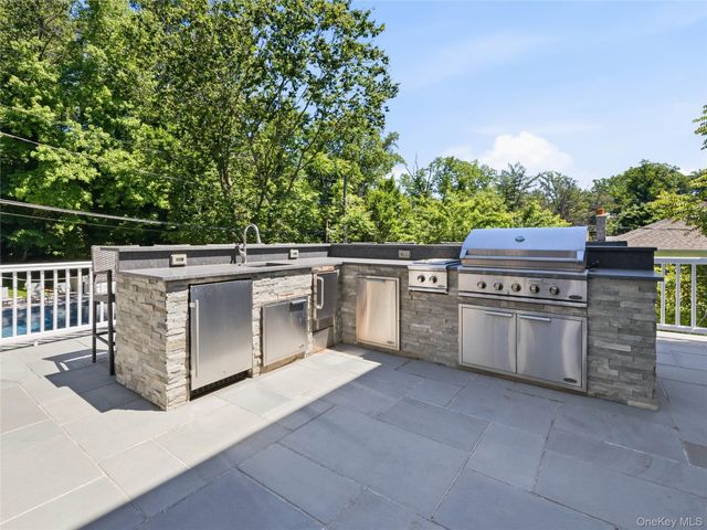 55 Plymouth Road, Manhasset, NY 11030