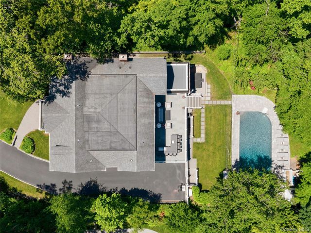 55 Plymouth Road, Manhasset, NY 11030