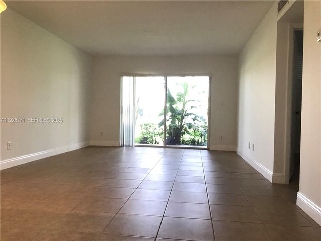1250 SW 113th Ter 101, Pembroke Pines, FL 33025