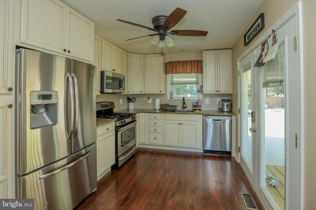 Image 8 of property listing at 2504 AMBLER CT, Dundalk, MD 21222