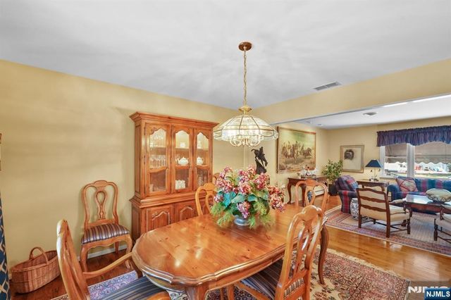 33 Tanglewood Hollow Road, Upper Saddle River, NJ 07458