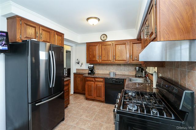 251 McKinley Parkway, Mineola, NY 11501