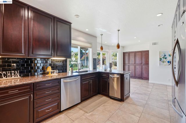 883 Dover Cir, Benicia, CA 94510