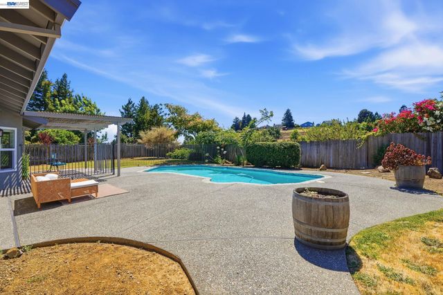 883 Dover Cir, Benicia, CA 94510