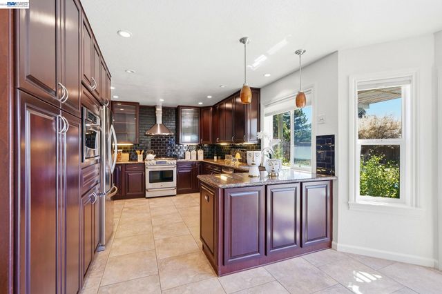 883 Dover Cir, Benicia, CA 94510