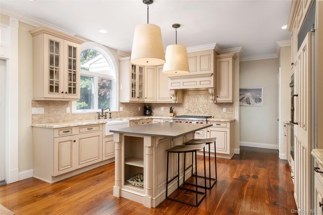 8 Mountain Laurel Lane, Southampton, NY 11968