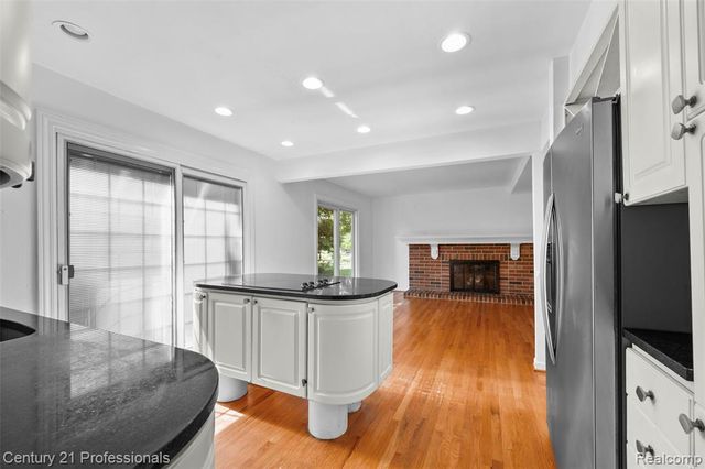 1872 Flemington Drive, Troy, MI 48098