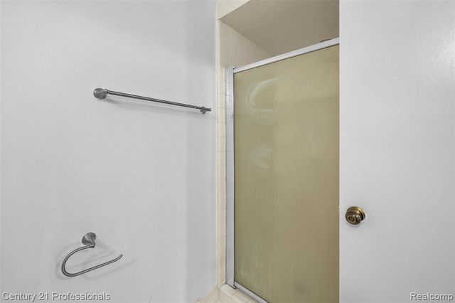 1872 Flemington Drive, Troy, MI 48098
