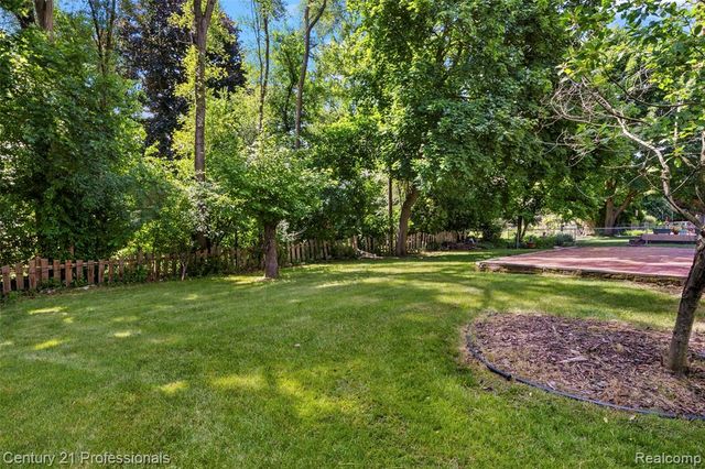 1872 Flemington Drive, Troy, MI 48098