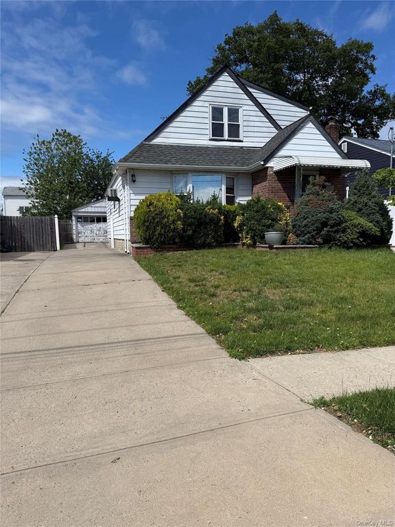 215 Brown Street, Valley Stream, NY 11580