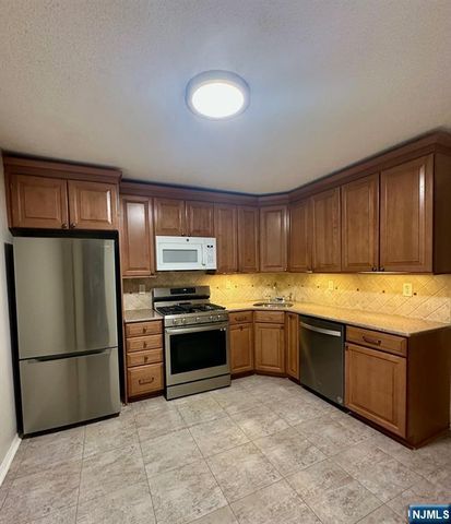 499 Quince Court, Mahwah, NJ 07430