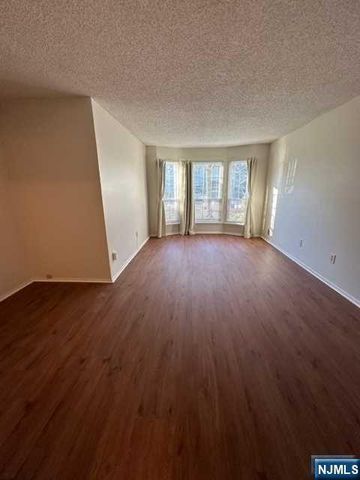 499 Quince Court, Mahwah, NJ 07430