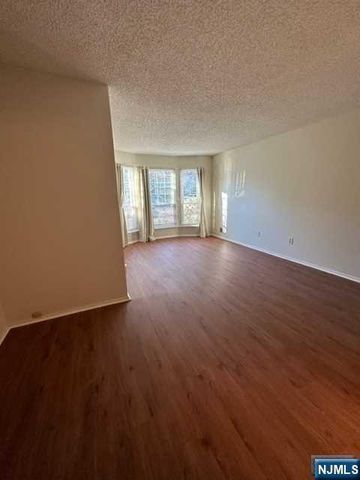 499 Quince Court, Mahwah, NJ 07430