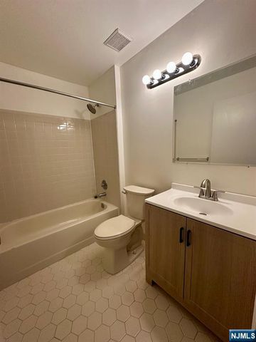 499 Quince Court, Mahwah, NJ 07430