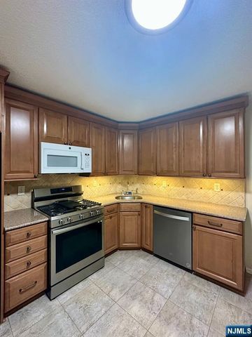 499 Quince Court, Mahwah, NJ 07430