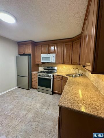 499 Quince Court, Mahwah, NJ 07430