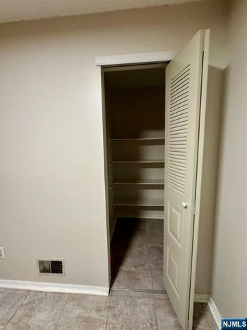 499 Quince Court, Mahwah, NJ 07430