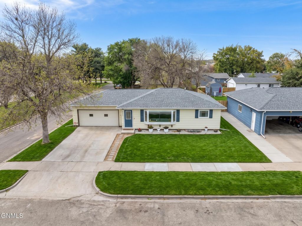 901 16th Avenue W, Williston, ND 58801 photo 3