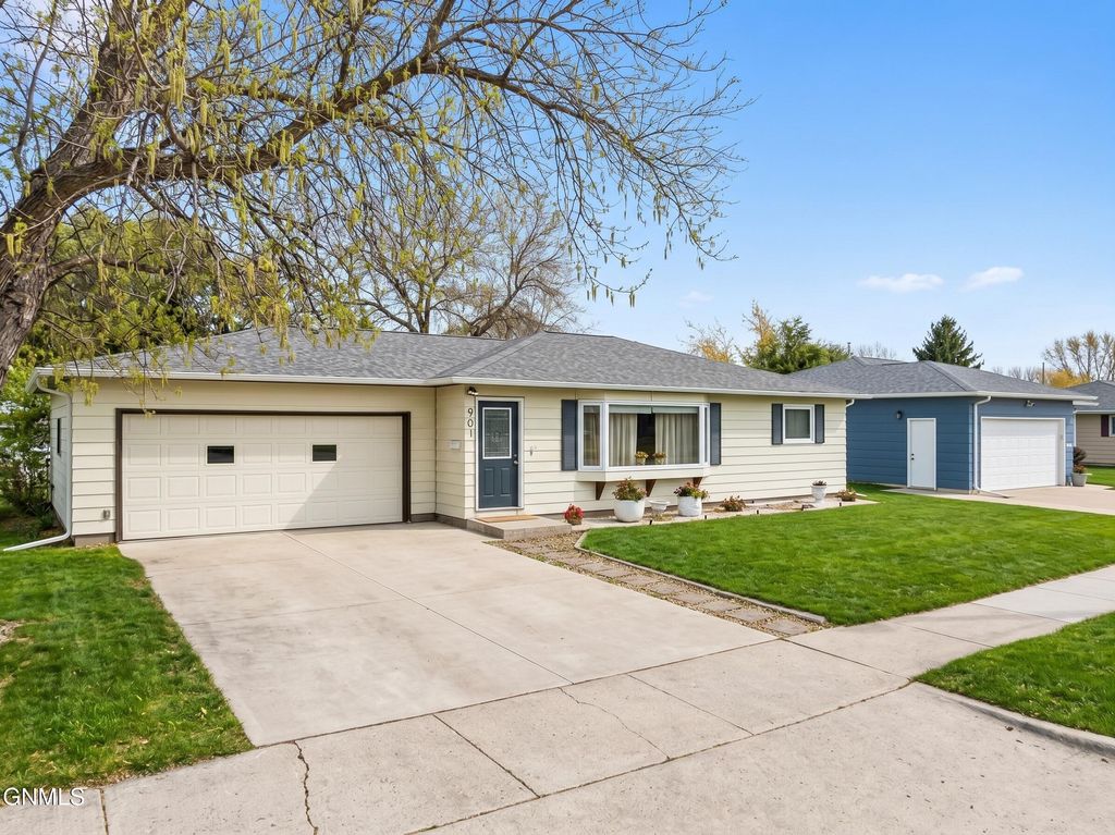 901 16th Avenue W, Williston, ND 58801 photo 4