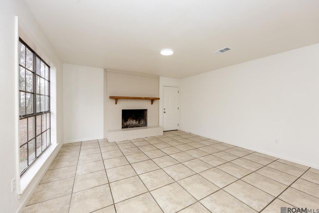 28080 Mcarthur Dr, Livingston, LA 70754