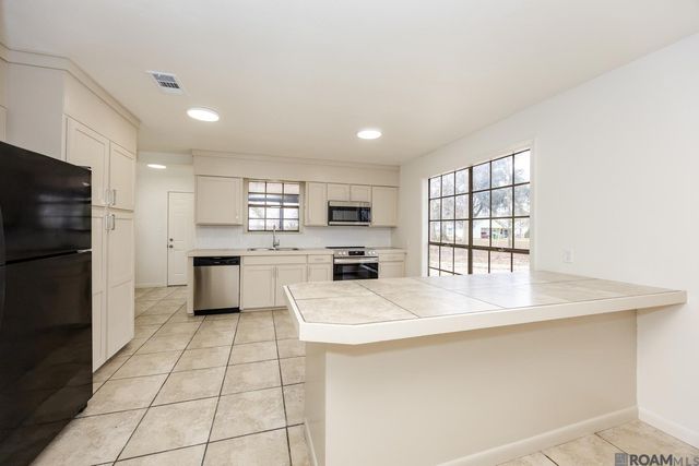 28080 Mcarthur Dr, Livingston, LA 70754