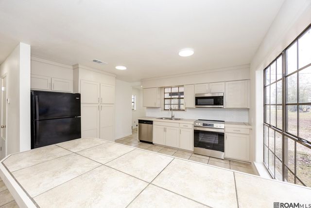 28080 Mcarthur Dr, Livingston, LA 70754