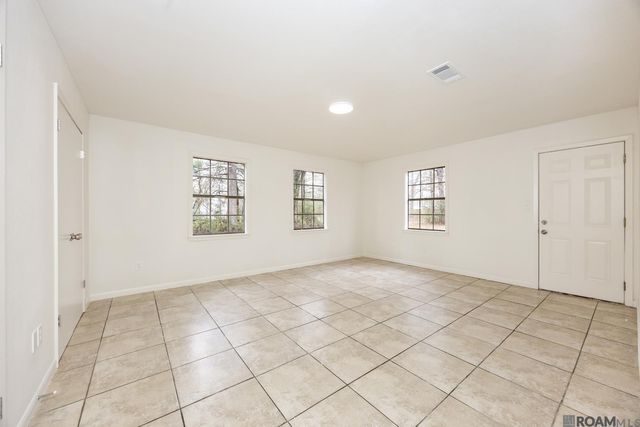 28080 Mcarthur Dr, Livingston, LA 70754