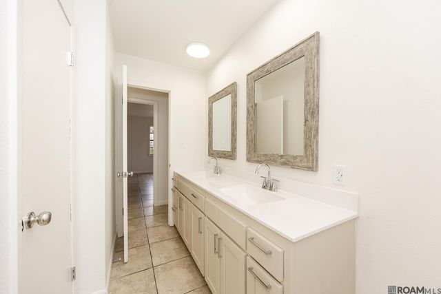 28080 Mcarthur Dr, Livingston, LA 70754