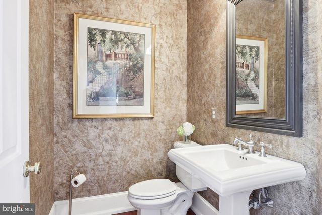 2 AUTUMN MEADOW LN, Malvern, PA 19355