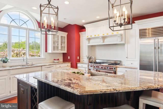 2 AUTUMN MEADOW LN, Malvern, PA 19355